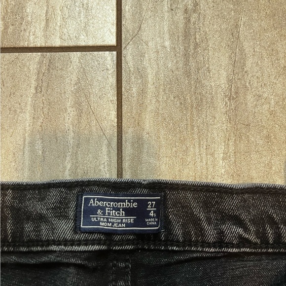A&F High Rise Distressed Mom Jeans 27/4 Short - Picture 6 of 7